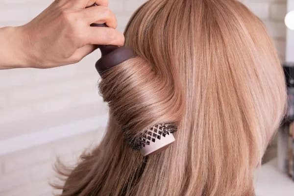 Jak ułożyć włosy damskie: sprawdzone techniki i produkty na każdą okazję