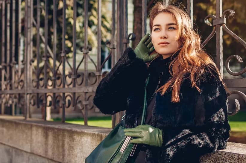 Stylizacje gwiazd z czarnym płaszczem - inspirujące pomysły na modne zestawy