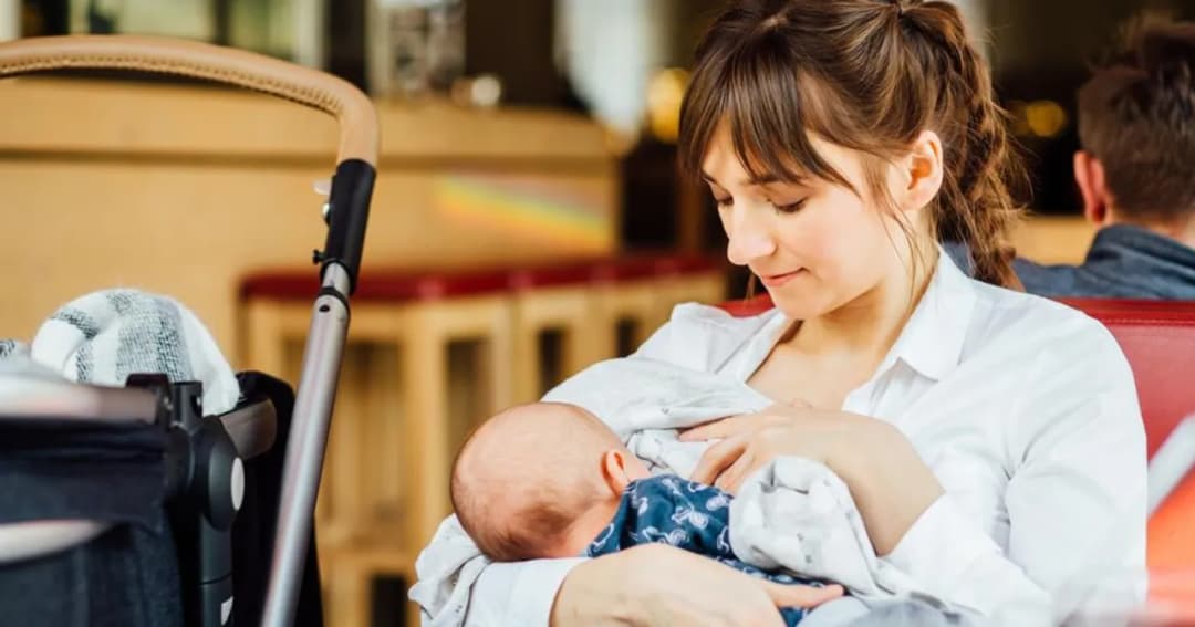 Jak karmić piersią noworodka: skuteczne porady i praktyczne wskazówki