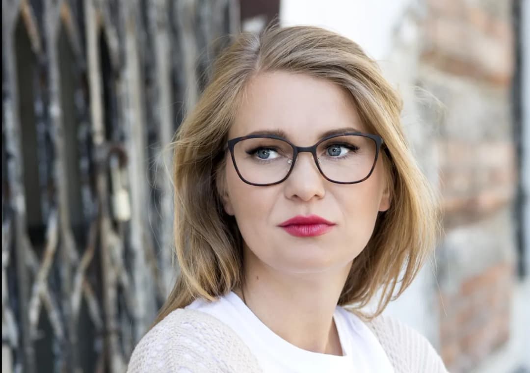 Jakie okulary do okrągłej twarzy damskie - wybierz idealne oprawki, które wysmuklą twarz