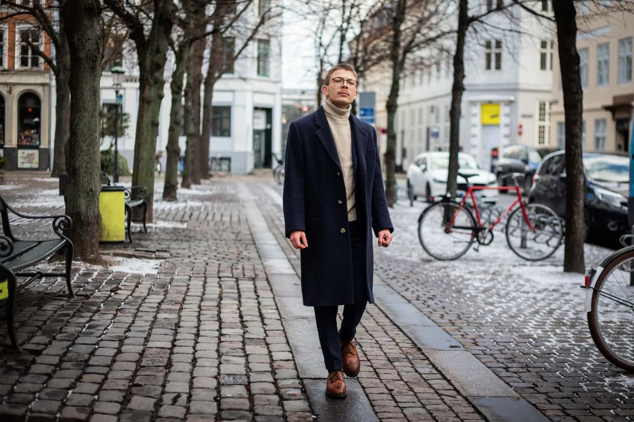 Granatowy płaszcz stylizacje, które odmienią Twój codzienny look na elegancki