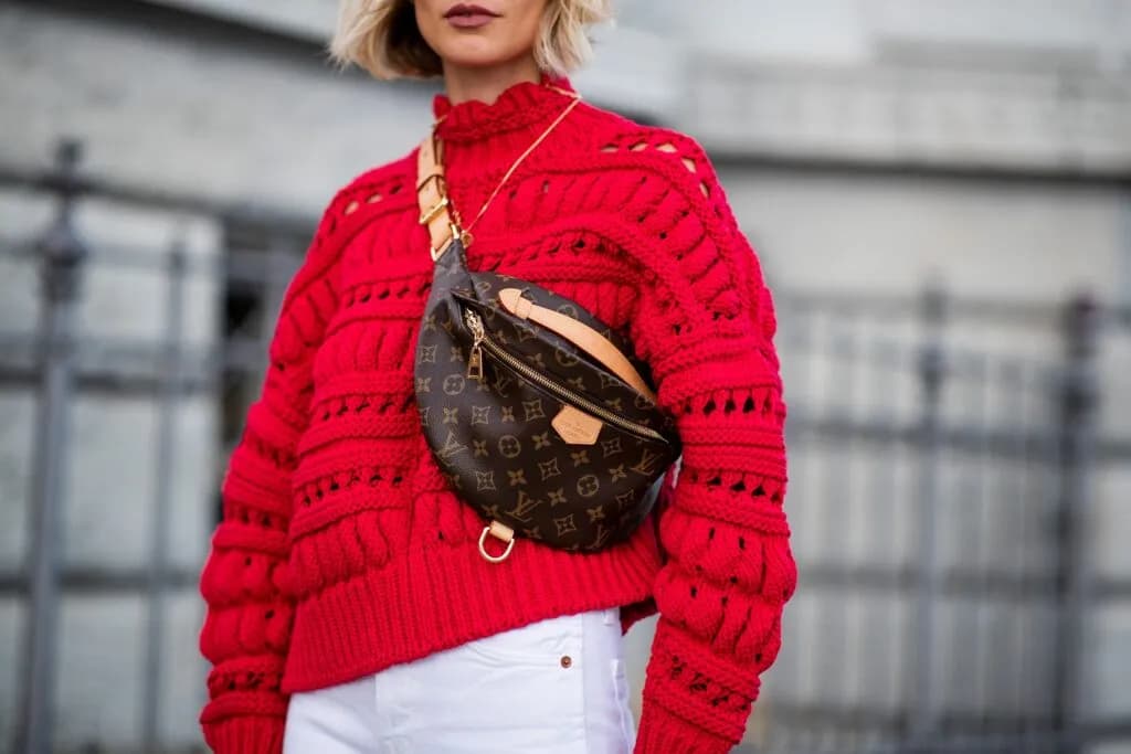 Jak nosić nerkę damską? Inspiracje stylizacyjne i praktyczne porady