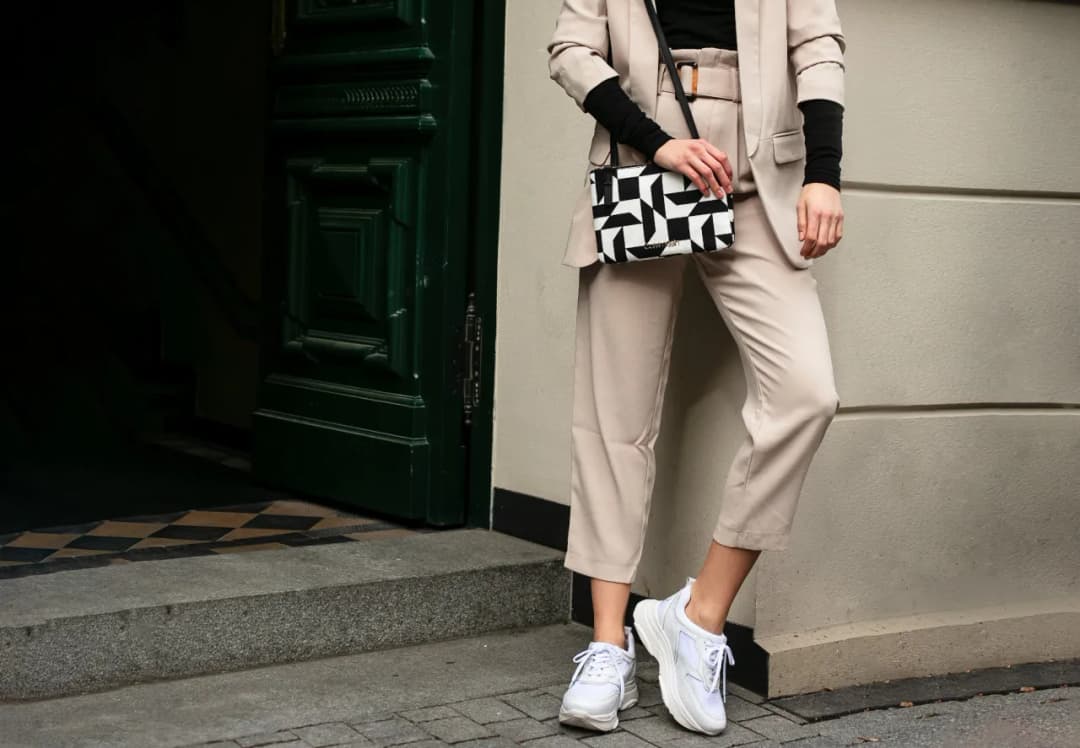 Co pasuje do beżowych spodni damskich? Stylizacje, które zachwycą każdego
