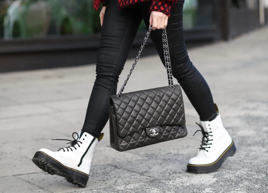 Stylizacje z białymi traperami, które zmienią twój look na zawsze