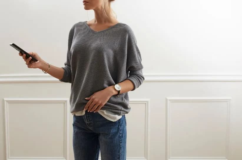 Szary sweter w stylizacjach: 10 modnych propozycji na każdą okazję