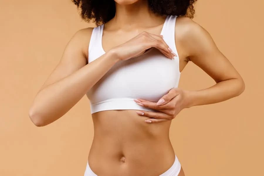 Skuteczne sposoby jak ujędrnić biust: naturalne metody i ćwiczenia w domu