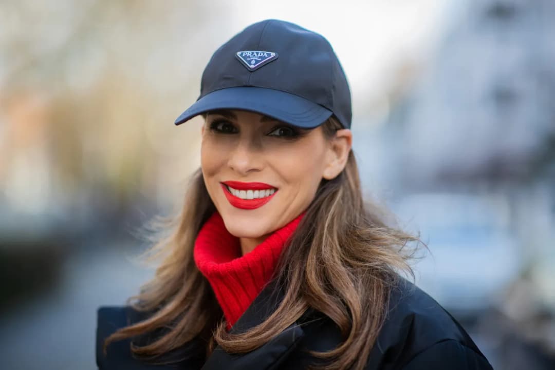 Jak nosić czapkę z daszkiem damskie? Idealne fasony do twojej twarzy