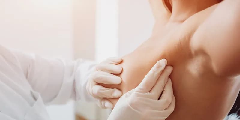 Dlaczego bolą piersi? Przyczyny, które mogą zaskoczyć i niepokoić