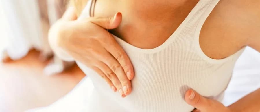 Czy rak piersi boli? Odpowiadamy na najważniejsze pytania i objawy.