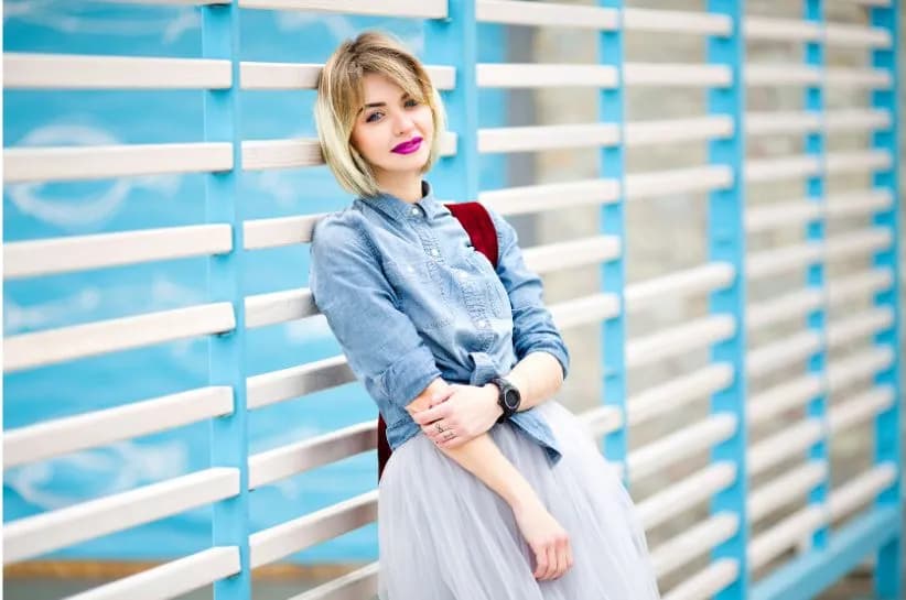 Najmodniejsze stylizacje z niebieską koszulą damską: 10 inspirujących pomysłów