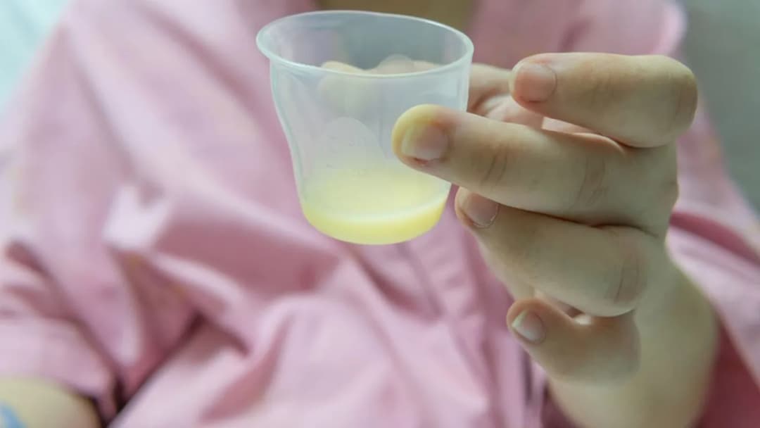 Kiedy pojawia się mleko w piersiach? Poznaj ważne informacje o laktacji