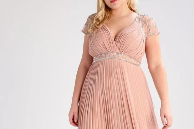 Sukienka odcinana pod biustem: komu pasuje i jak podkreśla sylwetkę