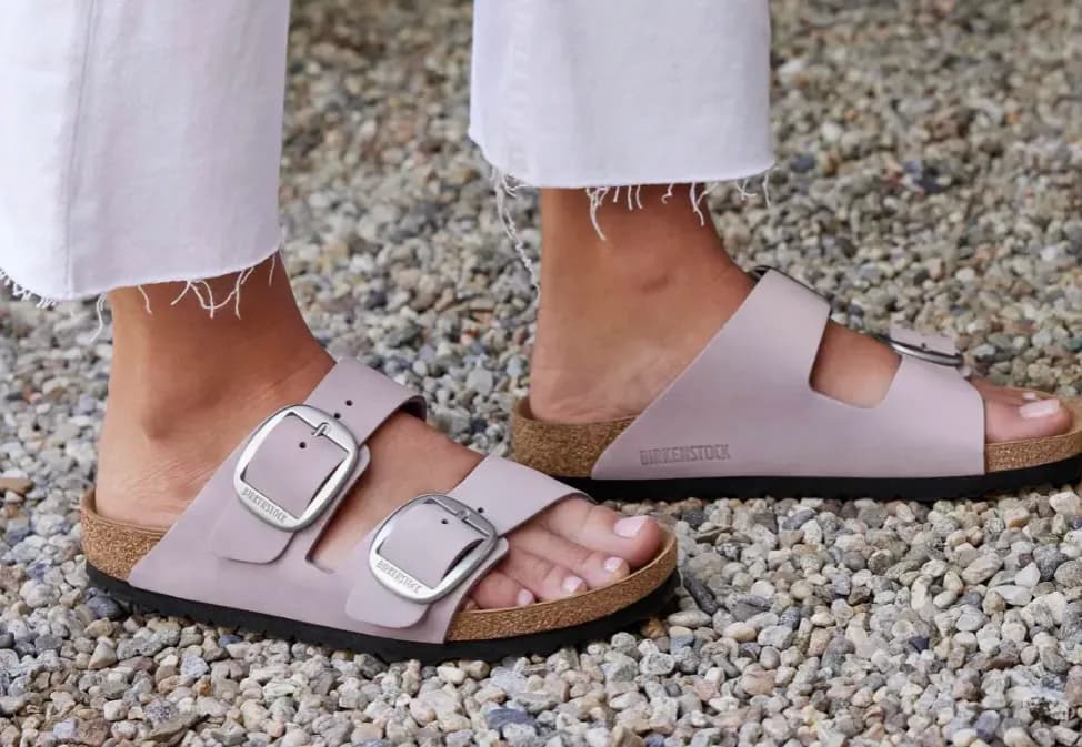 Modne stylizacje z klapkami Birkenstock: 7 genialnych pomysłów na lato