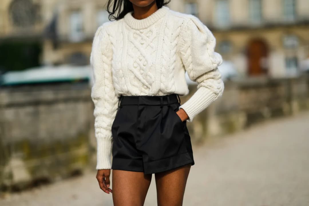 Jak nosić biały sweterek? 12 inspirujących stylizacji na każdą okazję
